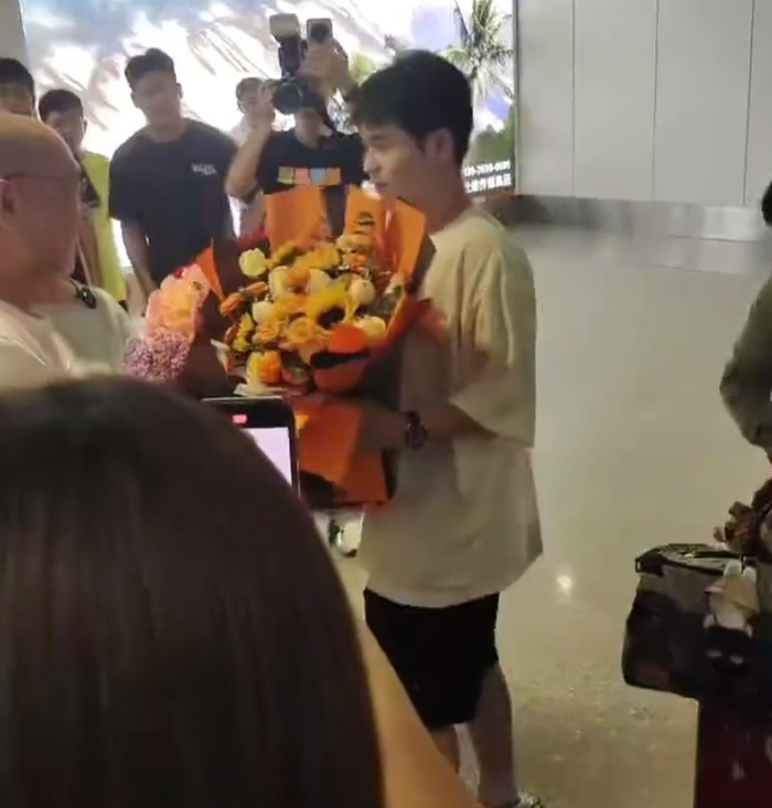 开云体育-林诗栋落地海南妈妈接机！石头全程笑容不断 世排重返前五冲破心魔|世乒赛|男双|国乒|关艳|小石头_新浪体育_新浪新闻